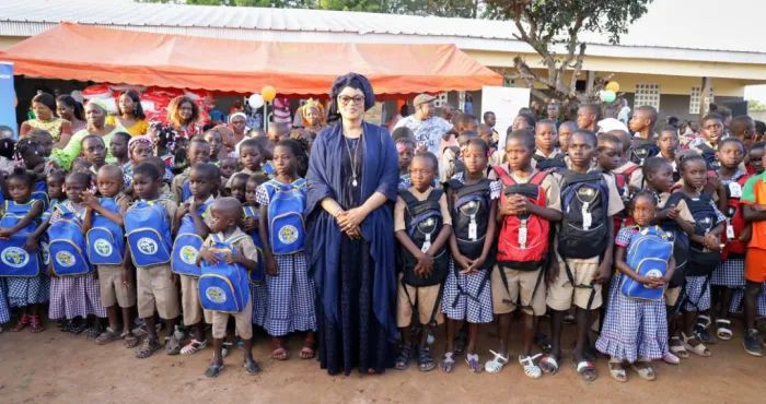 action-sociale-madame-diaby-mariame-comble-les-eleves-de-samatiguila